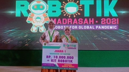 Duet Siswa MIN 2 Pasuruan Juara Kompetisi Robotik Madrasah Nasional