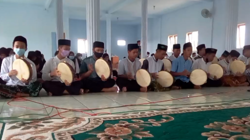 Puluhan Rebana Iringi Maulid Nabi Pelajar NU di Pasuruan