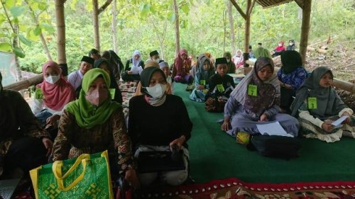 Unik, Muslimat NU Tulungagung Adakan Lomba Khitobah di Bukit Tengah Hutan