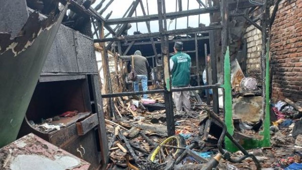 Peduli, LAZISNU Surabaya Bantu Korban Kebakaran Rumah Akibat Tersambar Petir