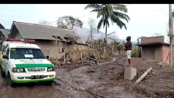 LAZISNU Kediri Kirim Ambulans ke Lokasi Erupsi Gunung Semeru