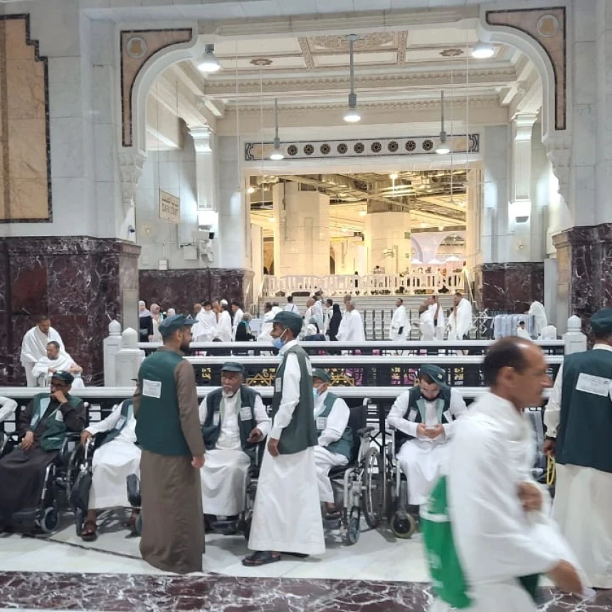 Ini Risiko Pakai Jasa Dorong Kursi Roda Tak Resmi di Masjidil Haram