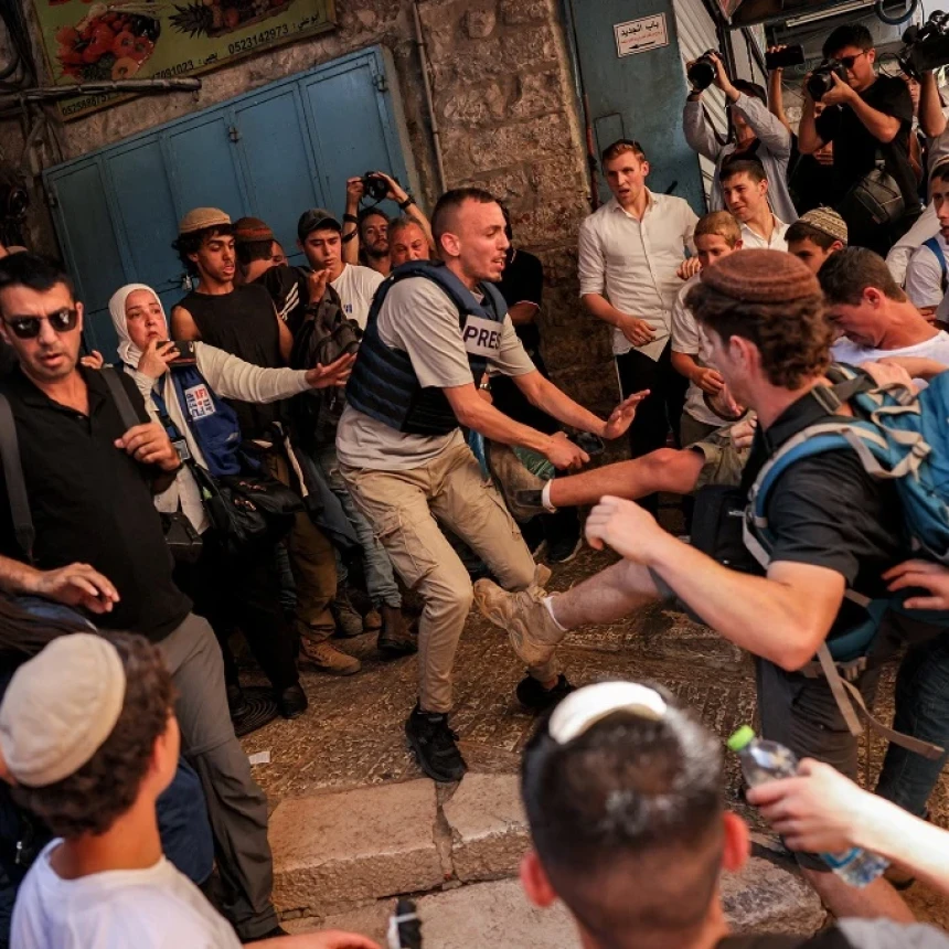 Israel Serbu Masjid Al-Aqsa saat Parade Bendera, Kemlu RI: Provokatif dan Menyakiti Hati Muslim Sedunia