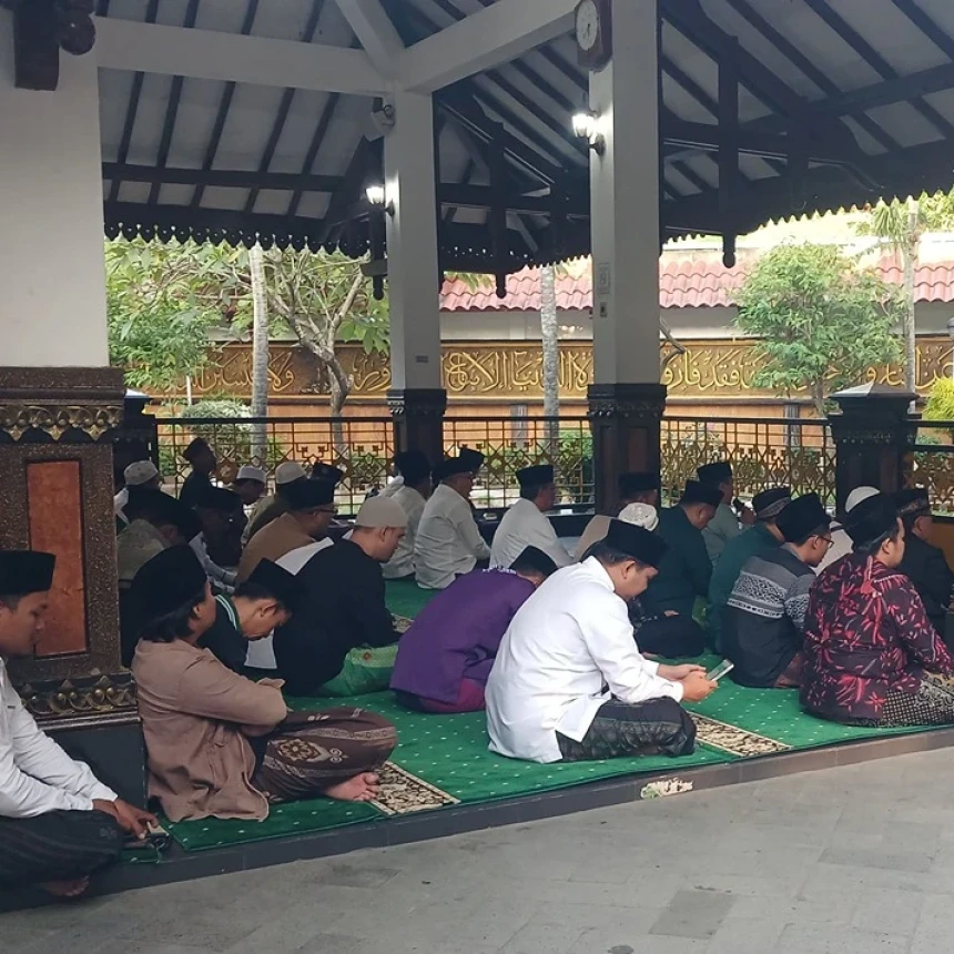 Peserta Multaqo Nasional Ulama Al-Qur'an 2024 Ziarahi Makam Pendiri NU KH Hasyim Asy'ari