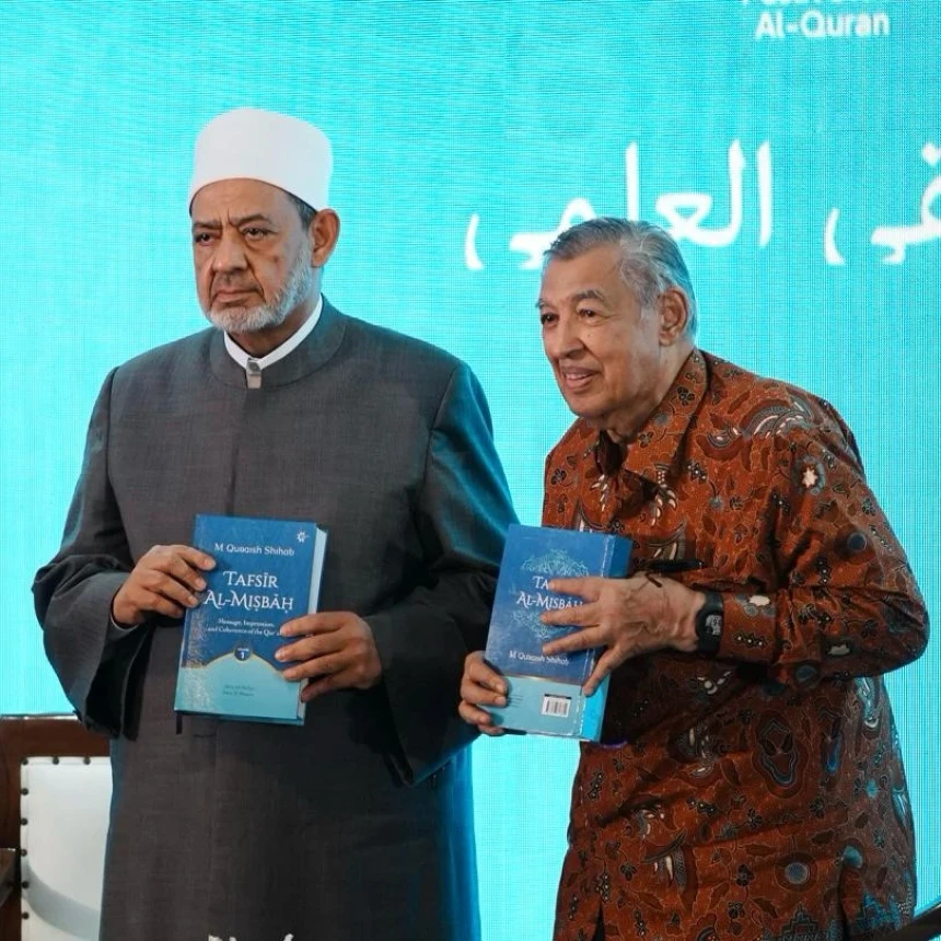 Perkuat Moderasi Islam, Prof Quraish Hadiahi Grand Syekh Al-Azhar Tafsir Al-Mishbah Berbahasa Inggris