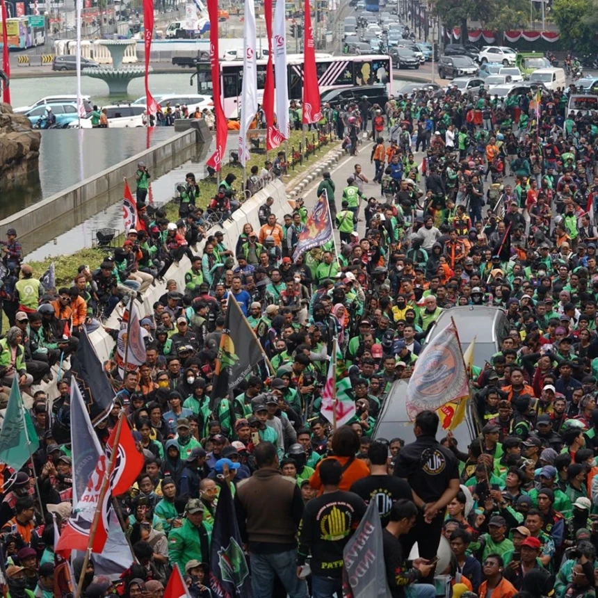 Ratusan Ojol Gelar Demonstrasi di Gedung Kementerian Kominfo, Ini Tuntutan Mereka