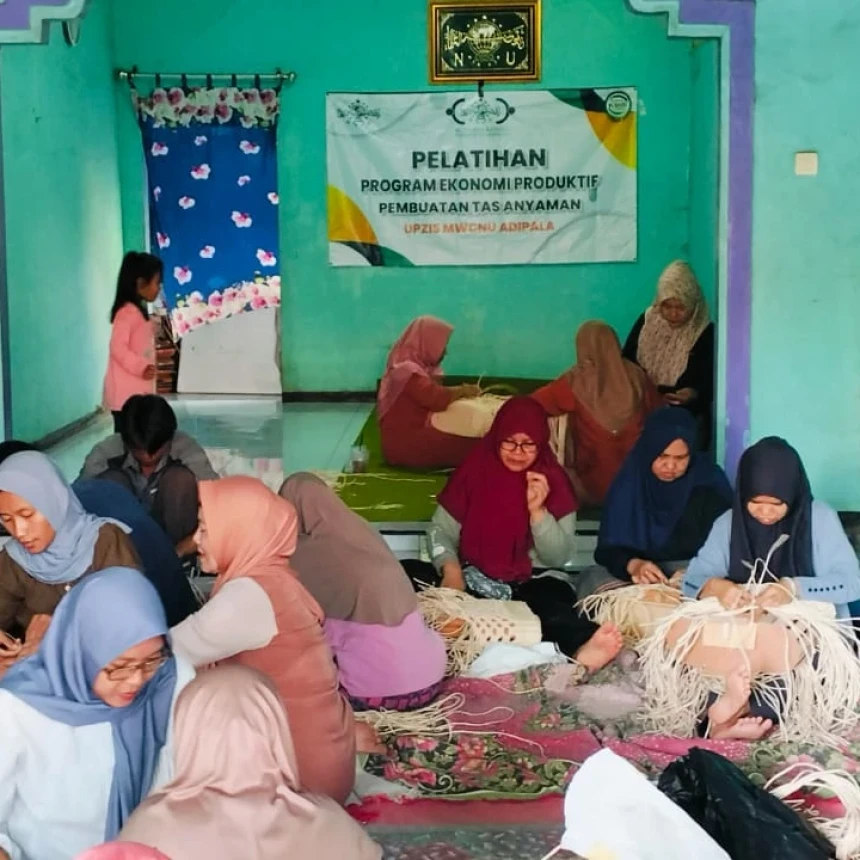 Berdayakan Ekonomi Masyarakat Kelas Bawah, LAZISNU Cilacap Gelar Pelatihan Pembuatan Tas Anyaman