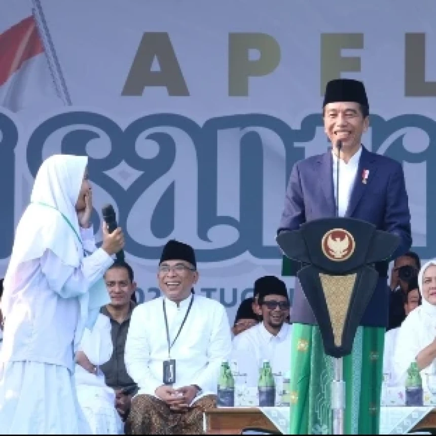 Jokowi Bagi-Bagi Sepeda ke Santri di Apel Hari Santri 2023