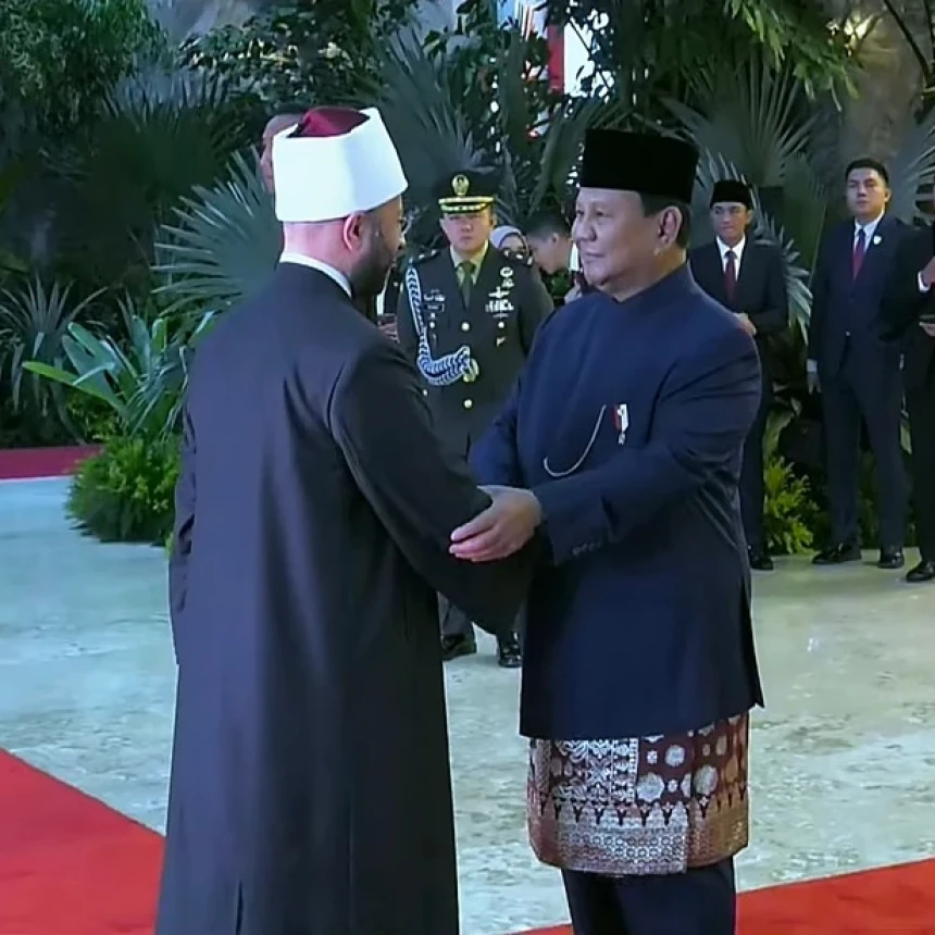 Prabowo Tiba di Gedung Nusantara Kenakan Pakaian Adat Betawi, Sambut Kedatangan Tamu Negara