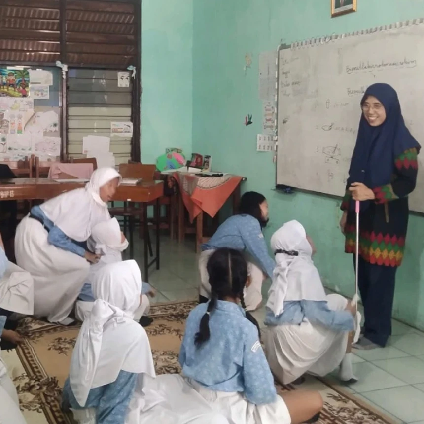 Pengalaman Rachmani Sakinah, Guru Muda yang Dampingi Anak Berkebutuhan Khusus Pakai Bahasa Isyarat