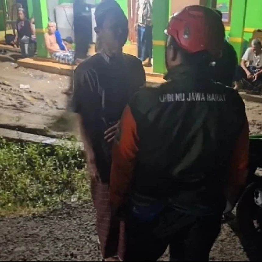 18 Kecamatan di Cianjur Terdampak Bencana, Relawan LPBINU Bantu Bersihkan Rumah Warga