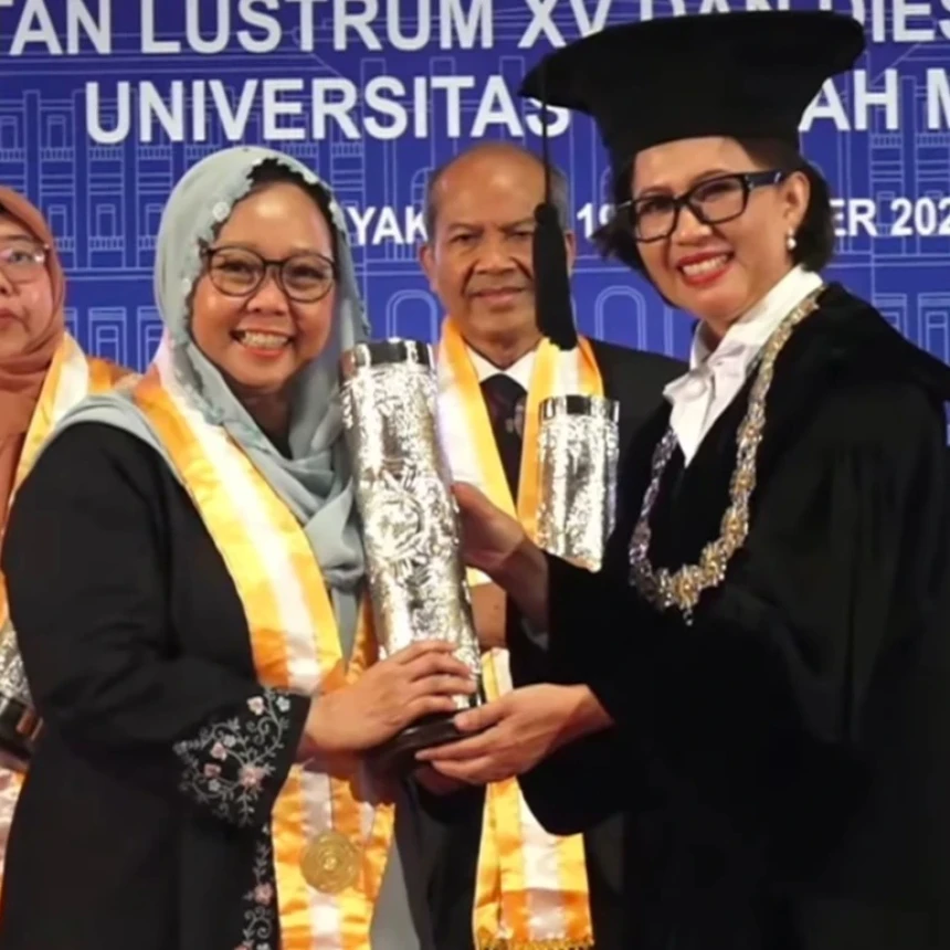 Alissa Wahid Terima Anugerah UGM 2024 sebagai Tokoh Moderasi Beragama dan Perdamaian