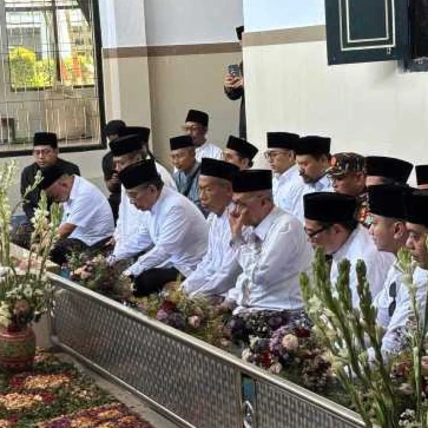 Gus Yahya Ziarahi Makam Pendiri Al Falah Ploso Jelang Pembukaan Munas dan Konbes NU 2026