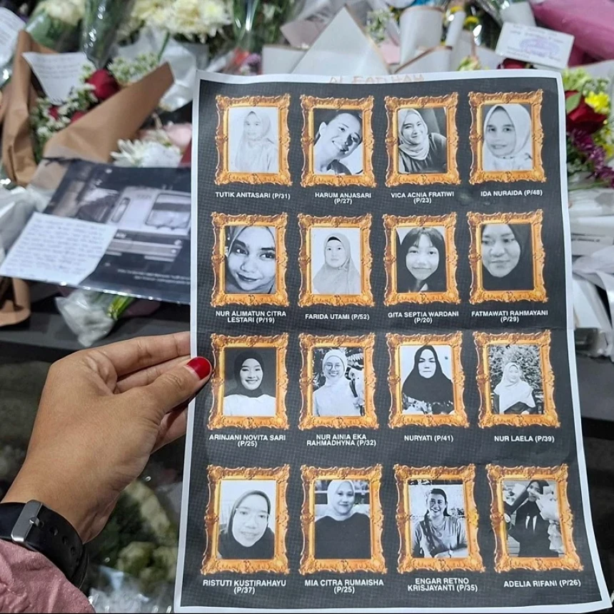 Suasana Duka di Stasiun Bekasi Timur, Warga Panjatkan Doa dan Berikan Bunga