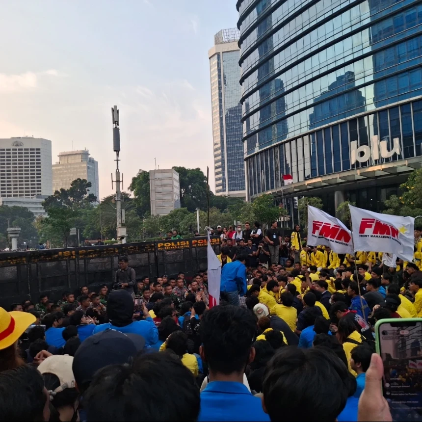 Massa Aksi dan Polisi Terlibat Adu Dorong, Pagar Besi Aparat di Thamrin Roboh
