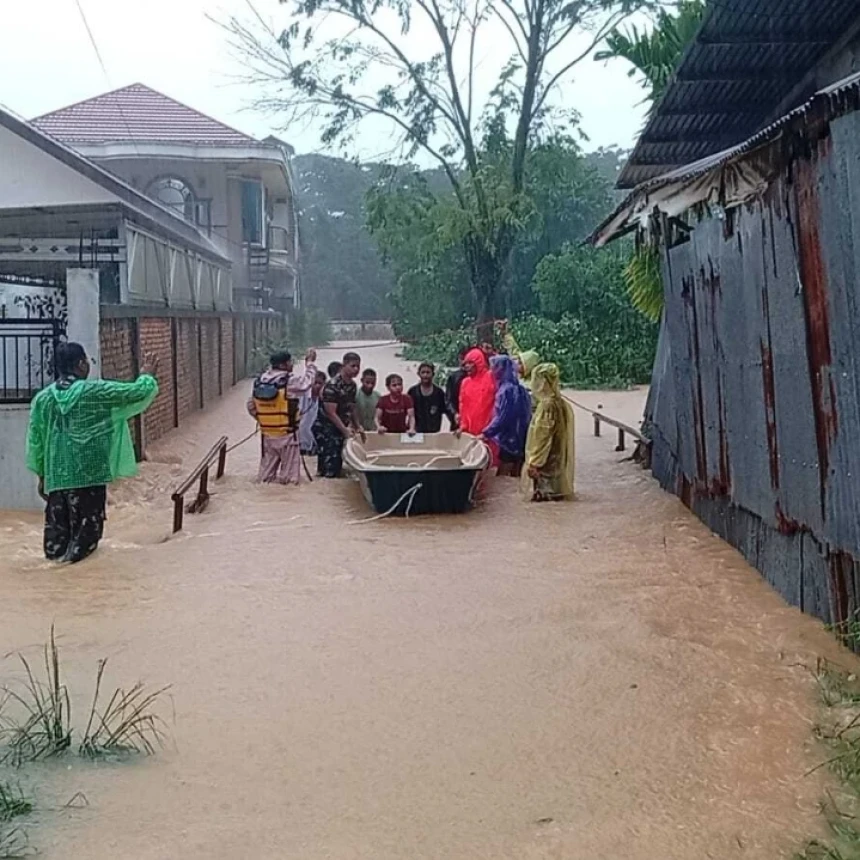 Hujan Deras Enam Jam, Banjir Kepung Tiga Kecamatan di Kota Padang