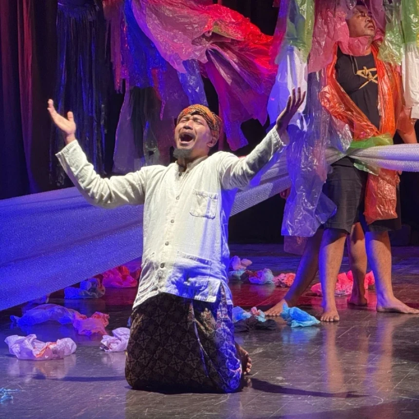 Teater Ubruk dari Banten Angkat Isu Sampah Plastik di Festival Internasional Pakistan