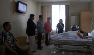 Perwakilan PBNU Besuk Kapolsek Senen di Rumah Sakit