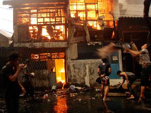 Fatayat NU Bantu Korban Kebakaran di Tambora