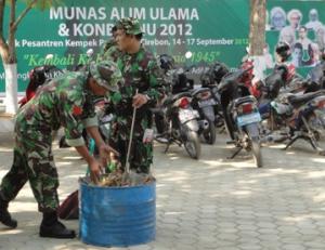 Tak Hanya Mengamankan, Tentara Pun Ikut Menyapu Area Munas