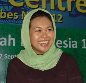 Yenni Wahid Akrab dengan Pesantren Cirebon