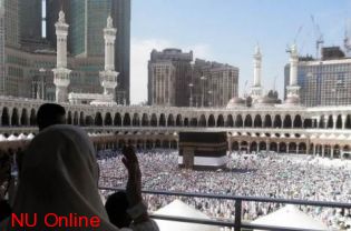 Muslim pilgrims flood Mecca for hajj