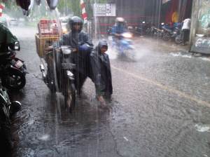 Hukum Percikan Najis dari Air Hujan di Jalanan