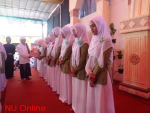 Ikhtifal Akhirussanah ke-35 Pesantren An-Nawawi Bagikan Beasiswa
