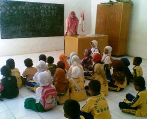 Minim Fasilitas, Siswa Madrasah Belajar di Lantai