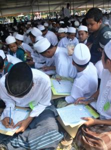 13 Ribu Santri Khataman Al-Qur'an dengan Menulis