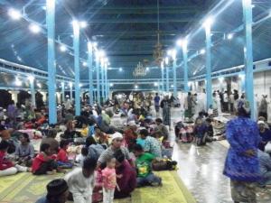 Serambi Masjid Agung Pun Jadi Pilihan Menginap Peziarah