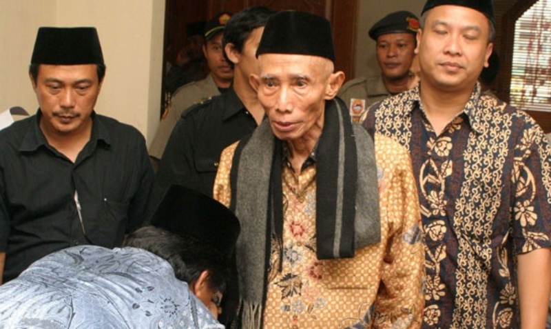 Hukum Cium Tangan Kiai