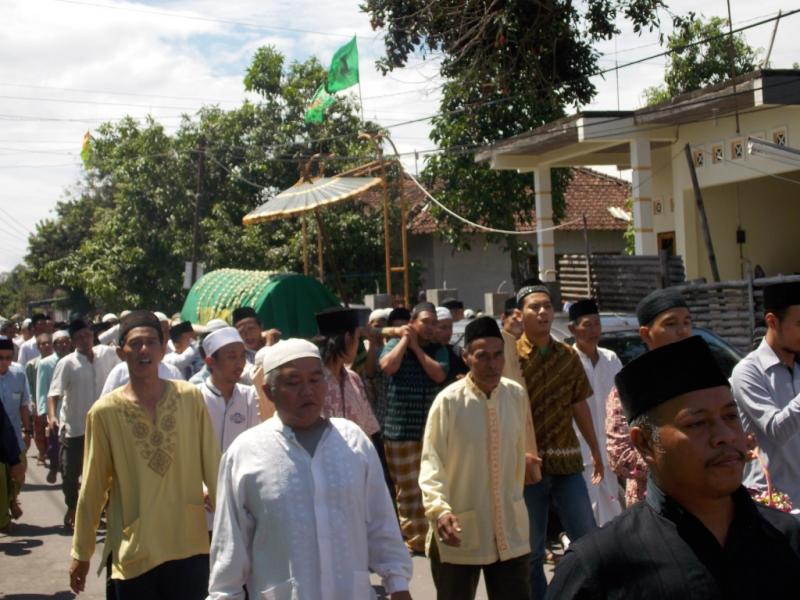 Ribuan Pelayat Antarkan Kiai Ali As’ad ke Peristirahatan Terakhir