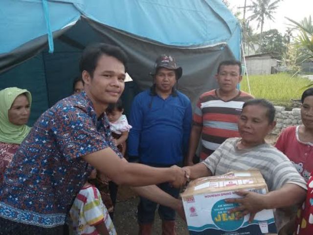 PMII Padang Serahkan Bantuan untuk Korban Banjir di Solok Selatan
