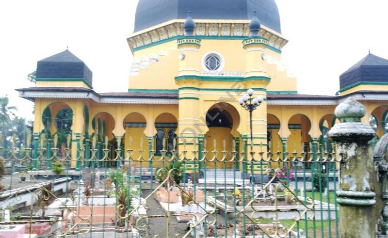 Masjid Al-Osmani, Istana Maimoen, dan Legenda Meriam Puntung