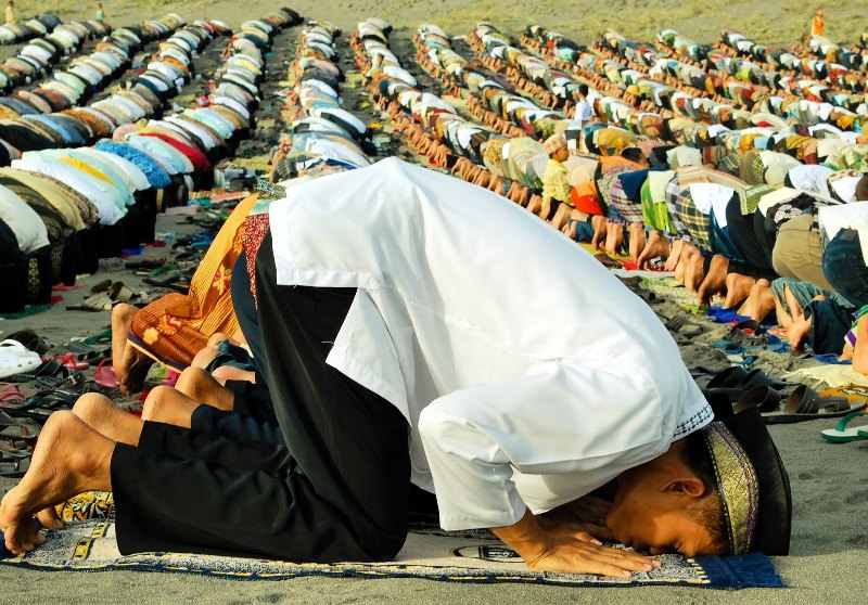 Mengepalkan Tangan ketika Bangun dari Sujud