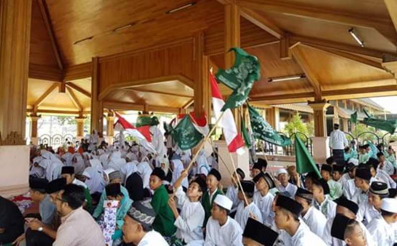 Bendera Indonesia, Bendera NU, dan Grup Hadroh Tampil Meriah