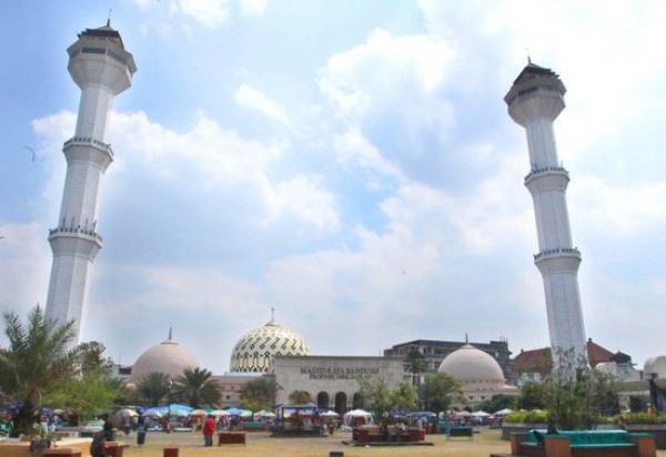 Menikmati Keindahan Bandung dari Menara Masjid Raya Saat Lebaran