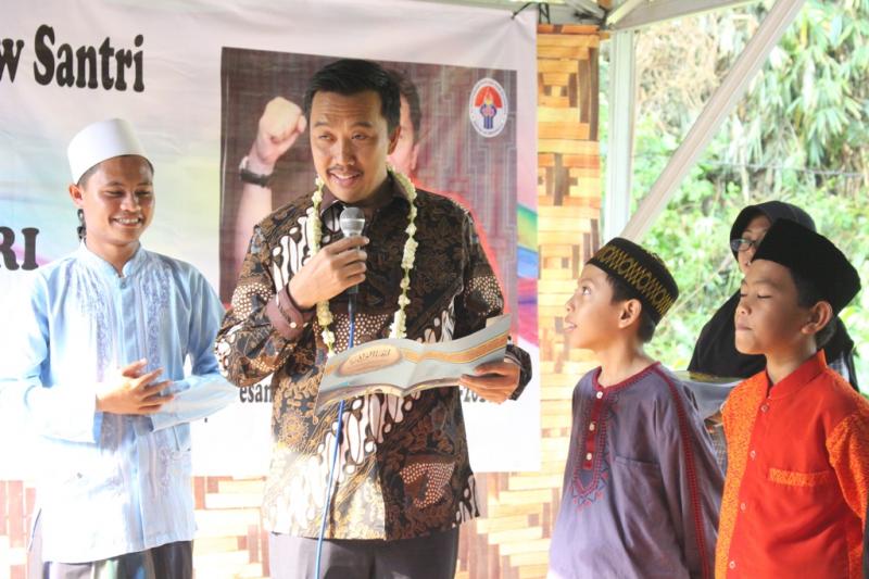 Ketika Menpora ‘Dites’ Ngaji Kitab Kuning di Pesantren Inggris