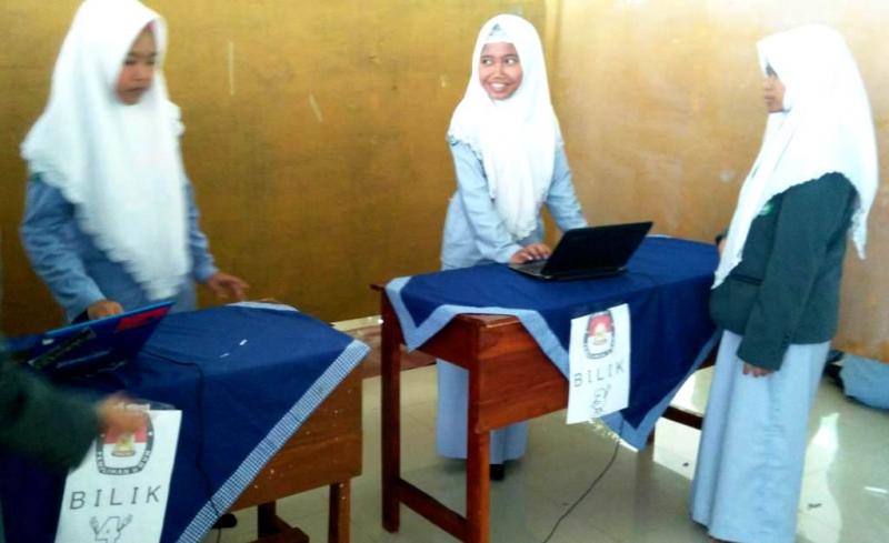 Santri MA Unggulan Pesantren Darul Ulum Pilih Ketua OSIS Pakai e-Voting