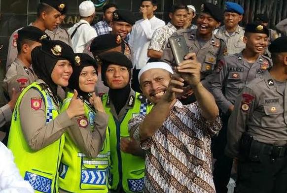 Pengunjuk Rasa Foto Bareng dengan Polwan Berhijab