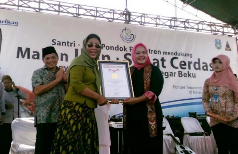Menteri Susi Makan Ikan Bersama Ribuan Santri Jombang
