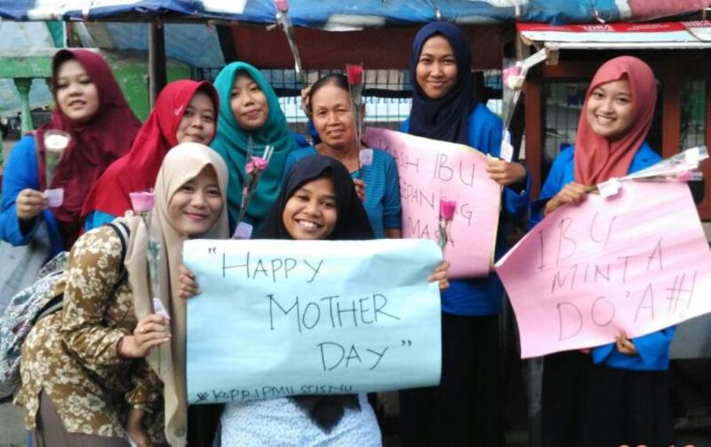 Kopri PMII STISNU Tangerang Berikan Bunga kepada Ibu