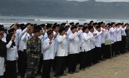 Apel Kesetiaan NKRI PWNU Jawa Timur Dilakukan di Tepian Pantai Selatan