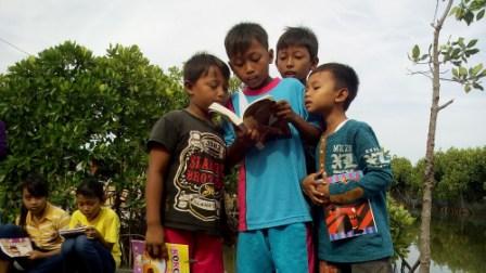 Peringati Hari Buku dan Hari Bumi, Anak-Anak Baca Puisi dan Menanam Mangrove