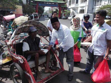 Jumat Berkah, NU dan Lazisnu Kota Surabaya Bagi Nasi Bungkus