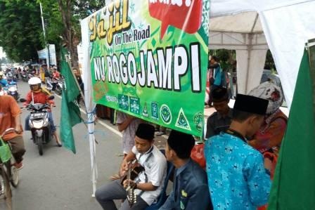 IPNU-IPPNU Rogojampi Antusias Bagi Takjil