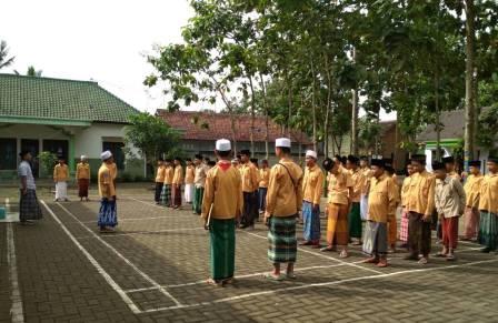 Santri Pesantren Baisussalam Upacara Hari Pancasila Pakai Sarung