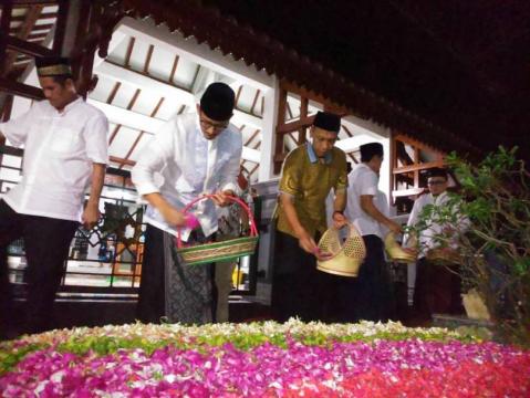 Kunjungi Pesantren Tebuireng, Sandiaga Uno Ziarah ke Makam Gus Dur