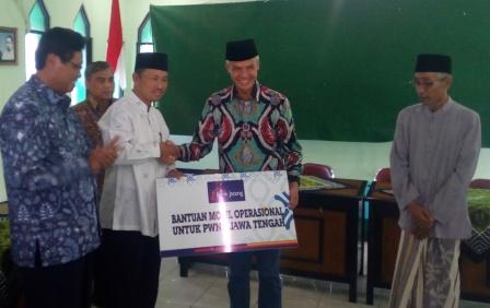 Ganjar Serahkan Bantuan Mobil dari Bank Jateng pada PWNU Jateng